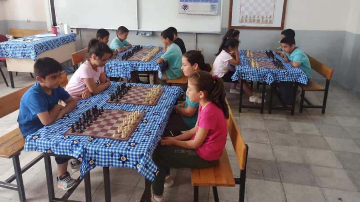 Satranç Turnuvası tüm heyecanıyla devam ediyor.